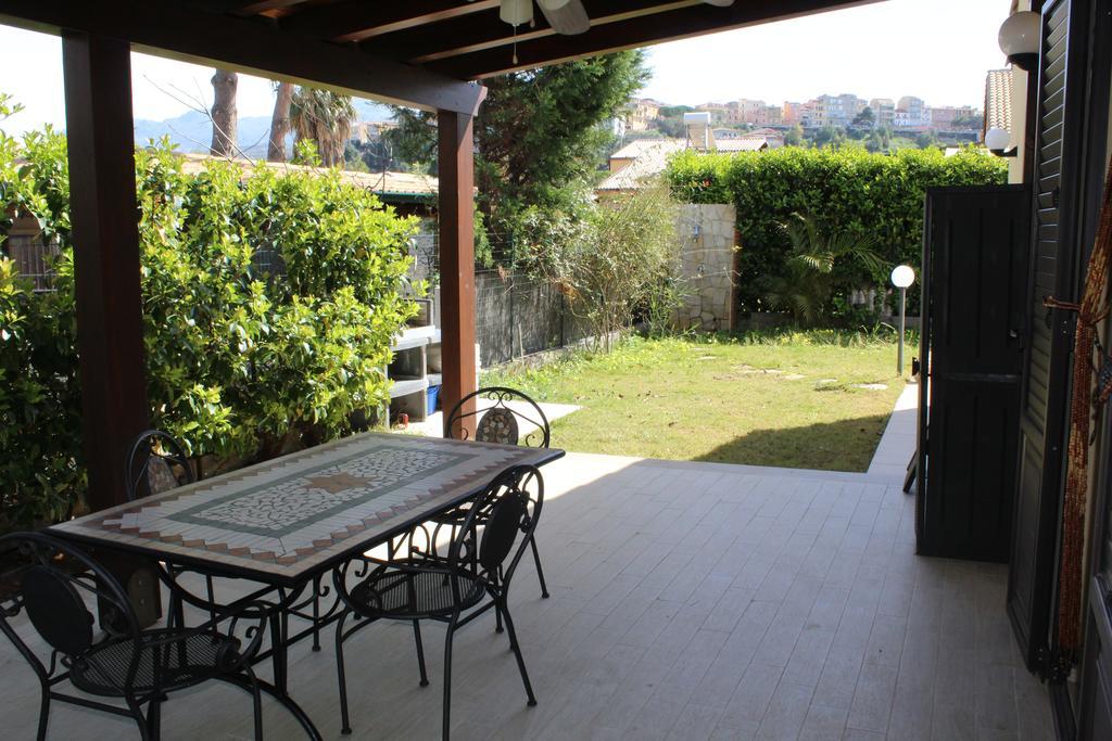 Casa Vacanze Roccella Beach Кампофеличе ди Рокела Екстериор снимка